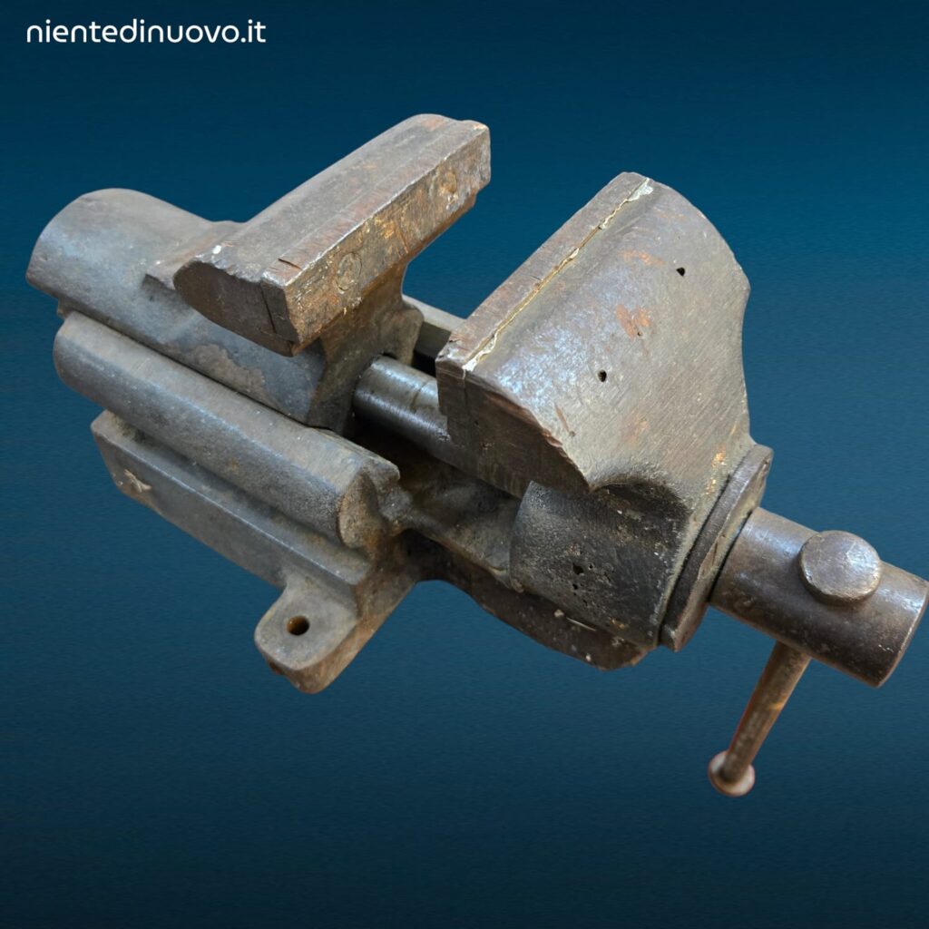 Vecchia morsa in ferro da banco di medie dimensioni in buono stato