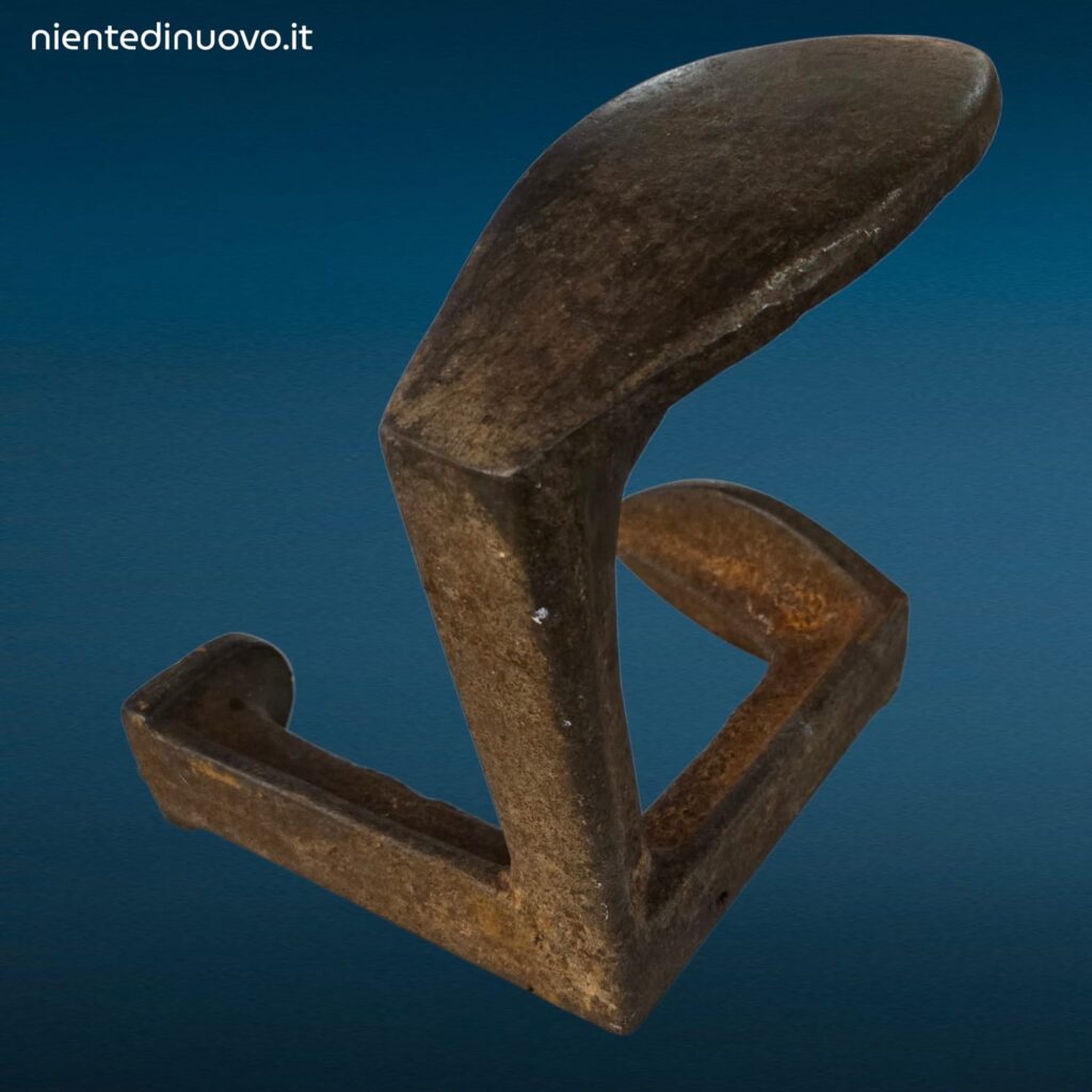 Incudine trepiede da calzolaio in ferro originale d’epoca