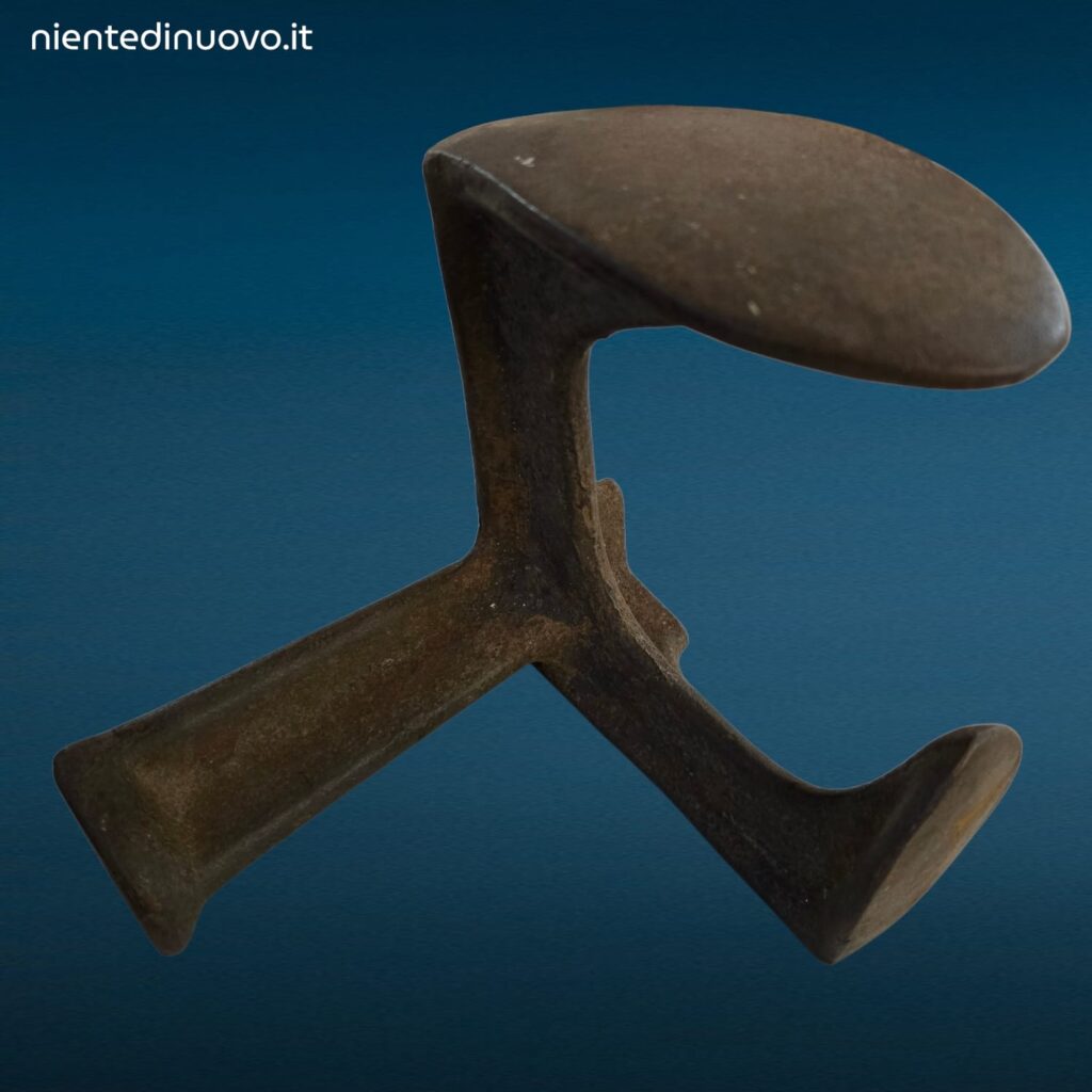 Incudine trepiede da calzolaio in ferro originale d’epoca