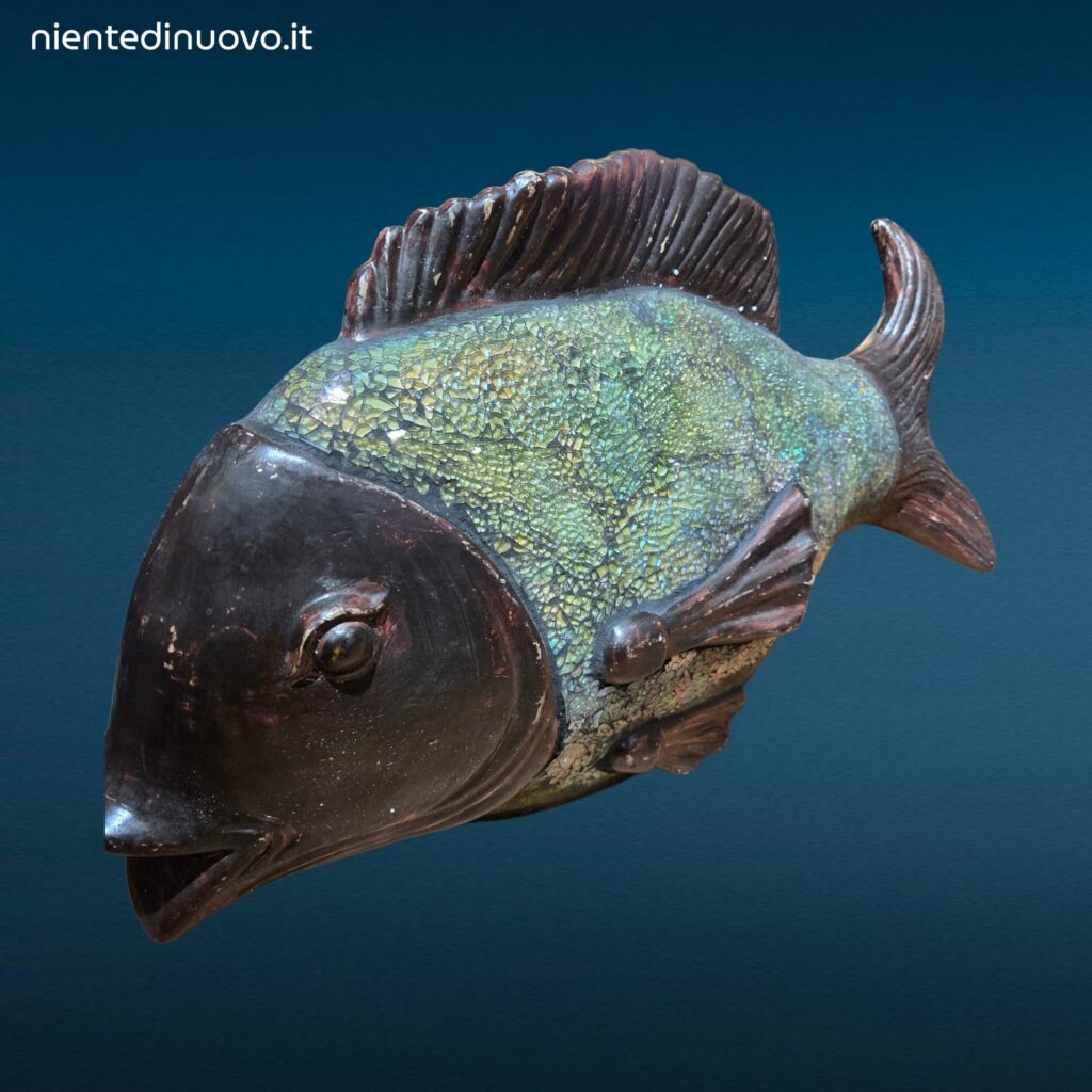 Scultura a forma di pesce in ceramica con rivestimento in vetro craquelé