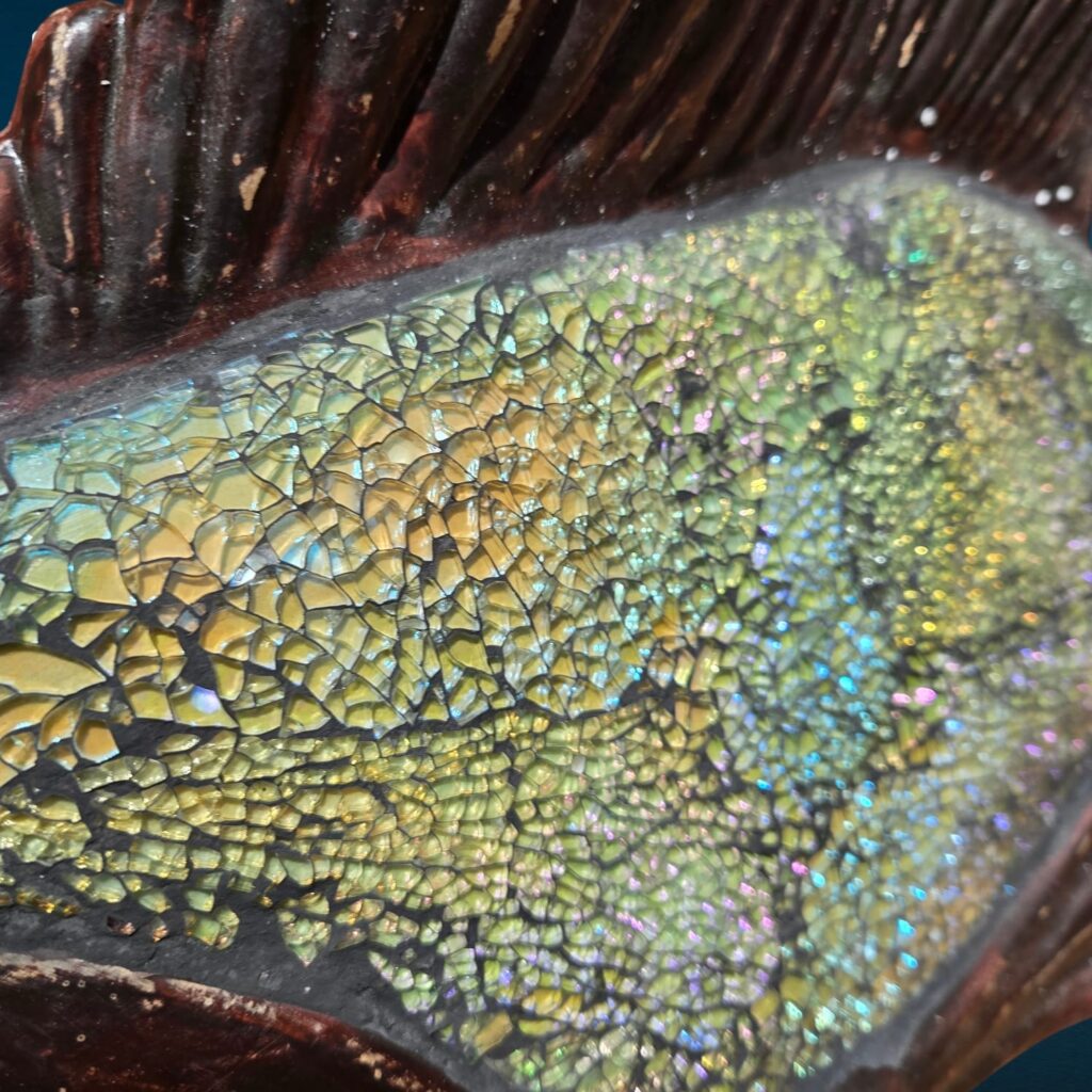 Scultura a forma di pesce in ceramica con rivestimento in vetro craquelé