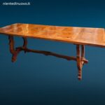 Tavolo in legno con piano intarsiato a formelle e struttura robusta