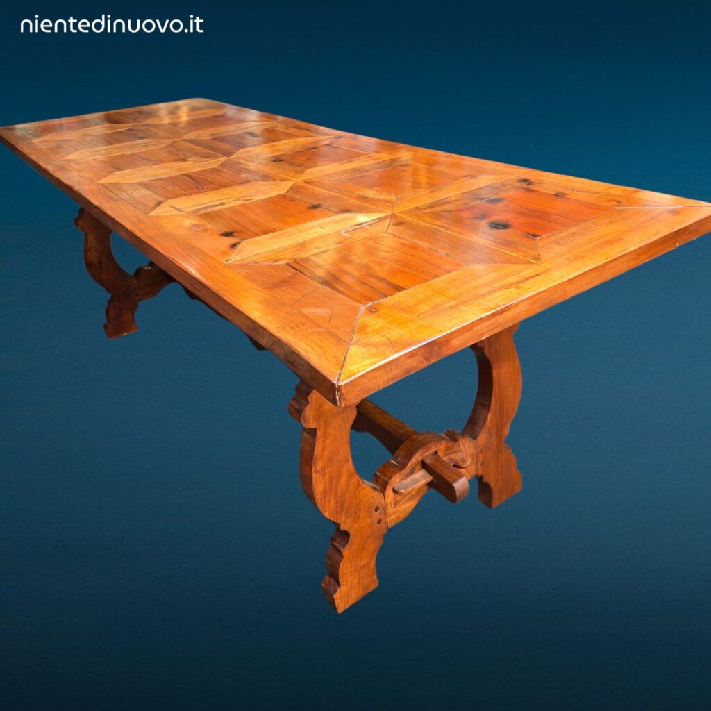 Tavolo in legno con piano intarsiato a formelle e struttura robusta