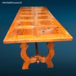 Tavolo in legno con piano intarsiato a formelle e struttura robusta