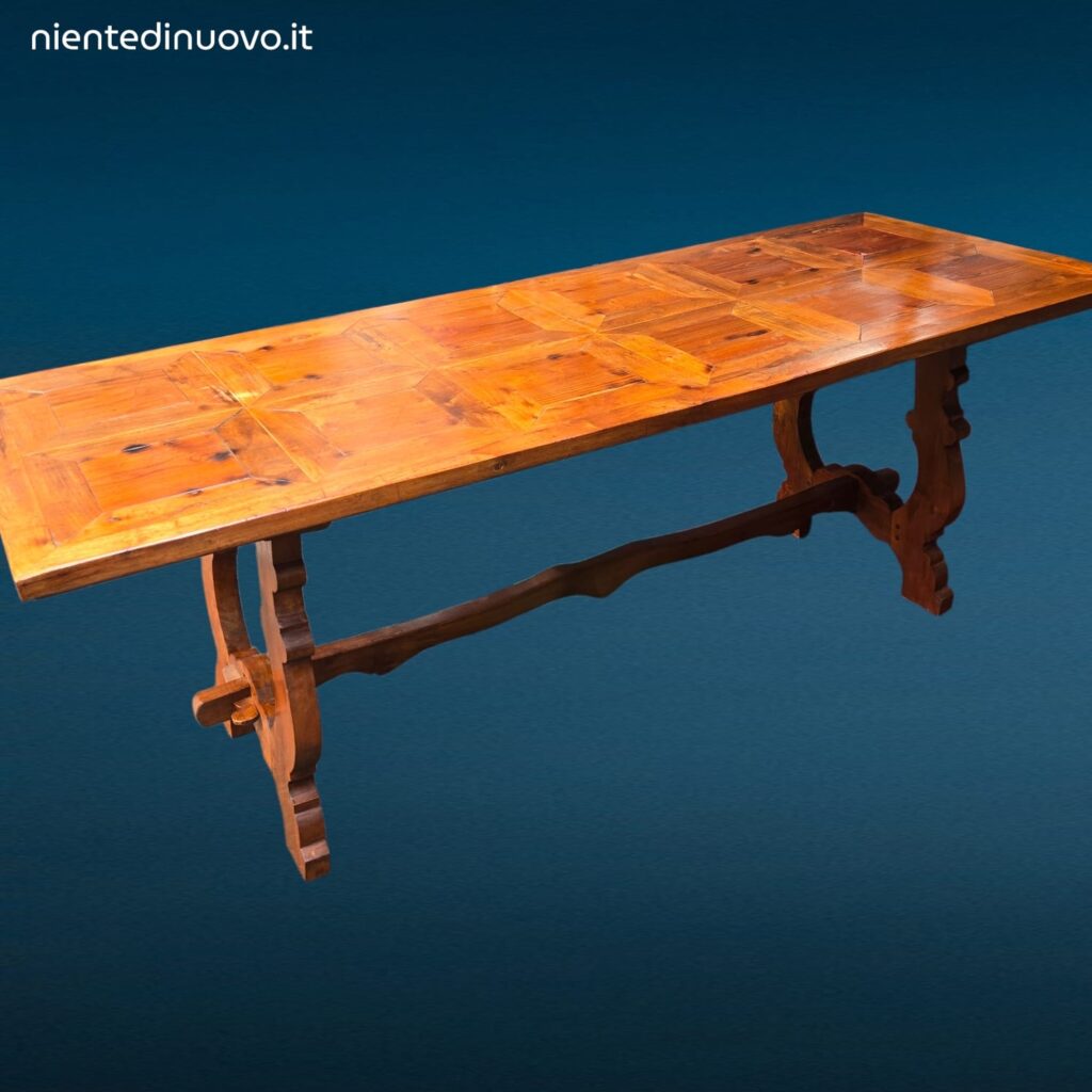Tavolo in legno con piano intarsiato a formelle e struttura robusta