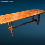Tavolo in legno con piano intarsiato a formelle e struttura robusta