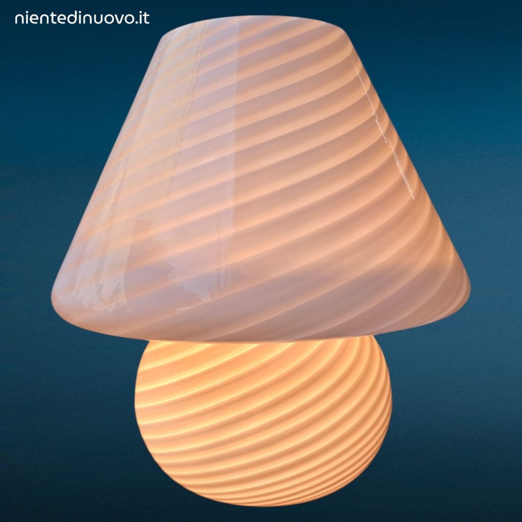 Lampada Mushroom vintage in vetro bianco opalino attribuita a Paolo Venini Murano anni 70