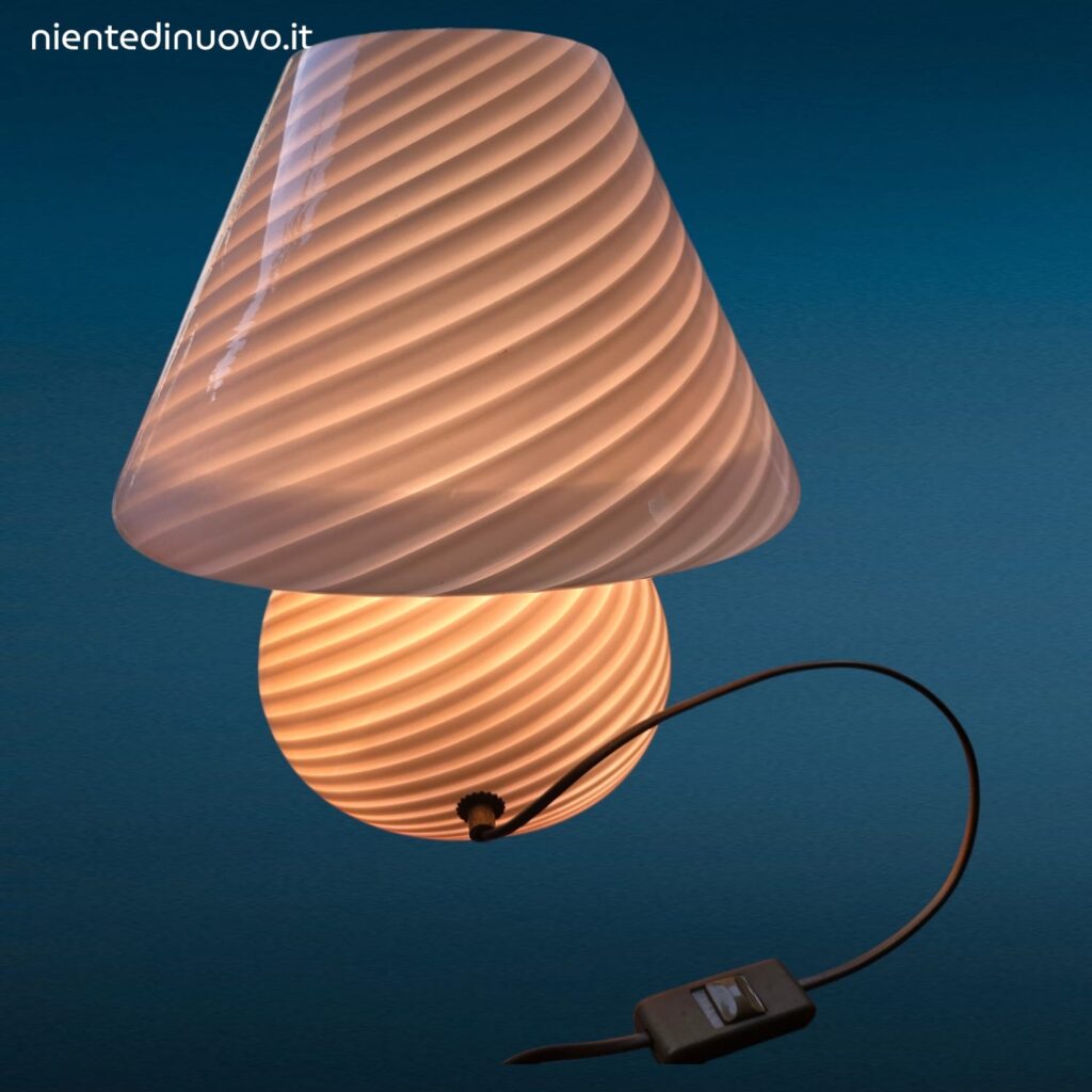 Lampada Mushroom vintage in vetro bianco opalino attribuita a Paolo Venini Murano anni 70