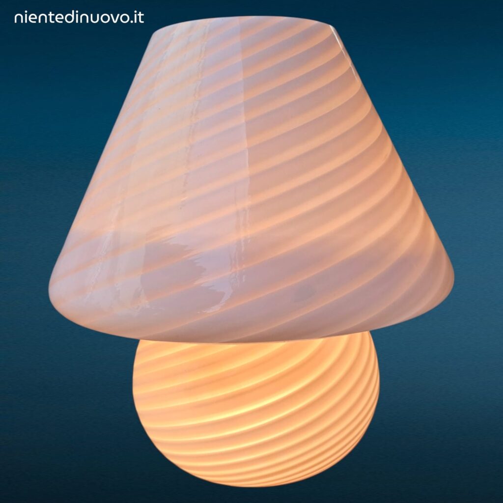 Lampada Mushroom vintage in vetro bianco opalino attribuita a Paolo Venini Murano anni 70