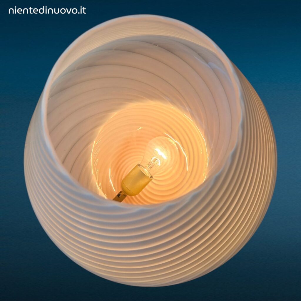 Lampada Mushroom vintage in vetro bianco opalino attribuita a Paolo Venini Murano anni 70