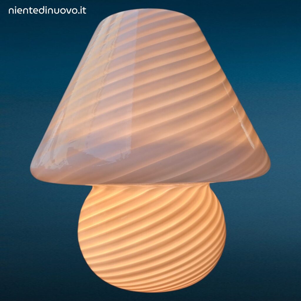 Lampada Mushroom vintage in vetro bianco opalino attribuita a Paolo Venini Murano anni 70