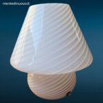 Lampada Mushroom vintage in vetro bianco opalino attribuita a Paolo Venini Murano anni 70