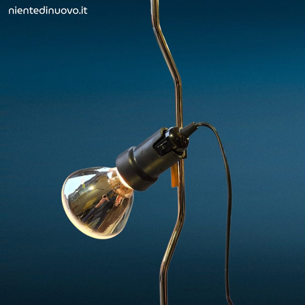 Lampada Parentesi Flos design anni 70 con struttura a cavo e luce regolabile
