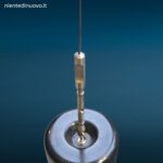 04726_2.jpg Lampada Parentesi Flos design anni 70 con struttura a cavo e luce regolabile