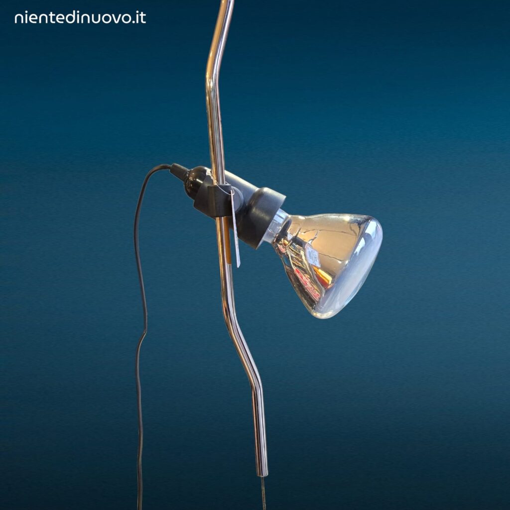 Lampada Parentesi Flos design anni 70 con struttura a cavo e luce regolabile