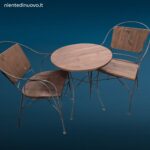 Set tavolino tondo con due poltroncine in ferro battuto e schienali in legnoSet tavolino tondo con due poltroncine in ferro battuto e schienali in legno