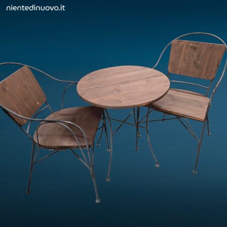 Set tavolino tondo con due poltroncine in ferro battuto e schienali in legnoSet tavolino tondo con due poltroncine in ferro battuto e schienali in legno