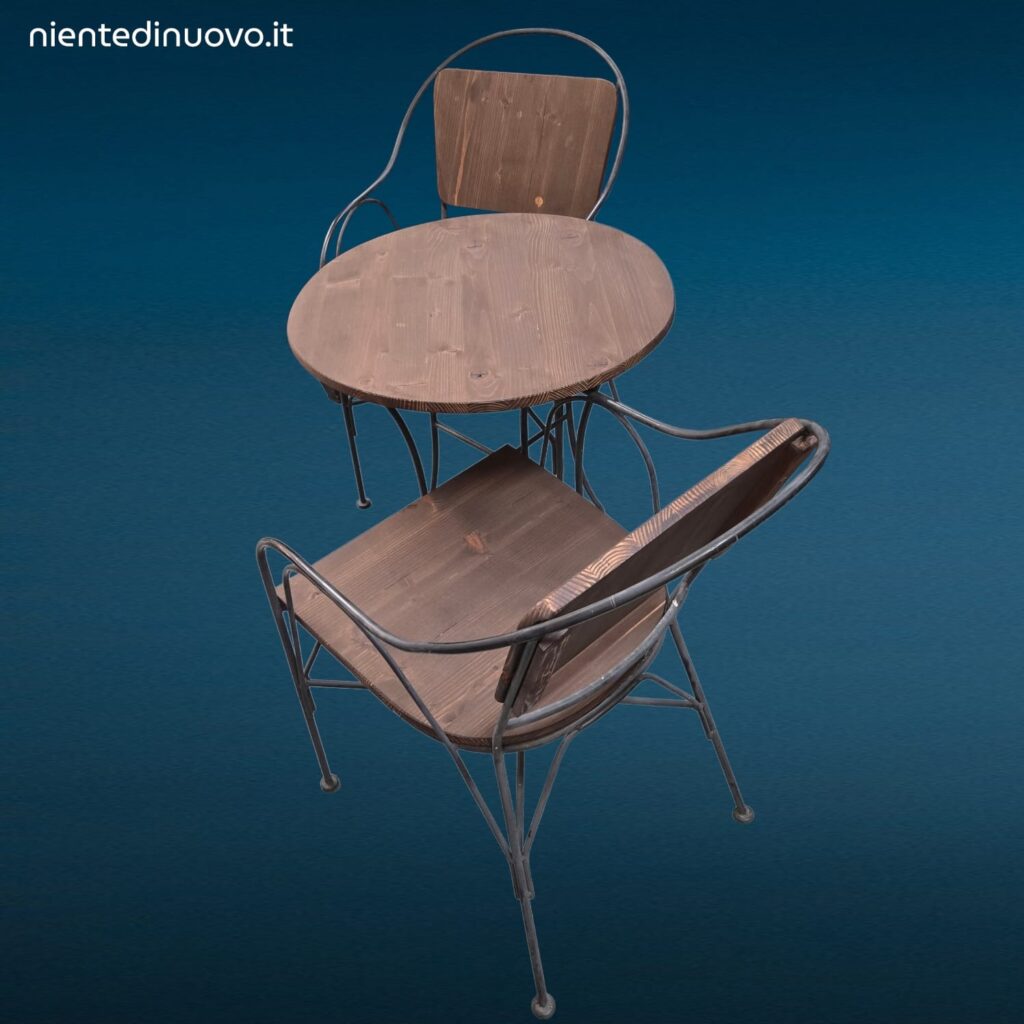 Set tavolino tondo con due poltroncine in ferro battuto e schienali in legno