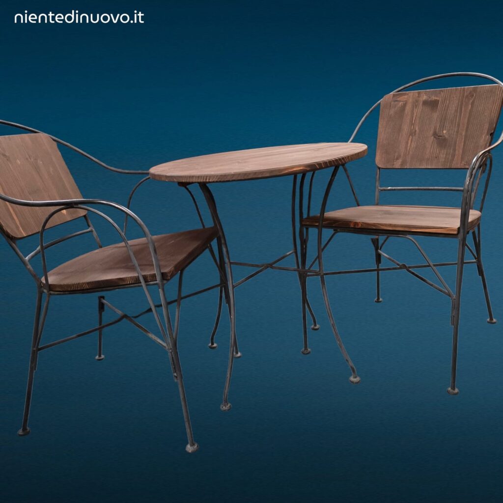 Set tavolino tondo con due poltroncine in ferro battuto e schienali in legno