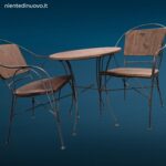 Set tavolino tondo con due poltroncine in ferro battuto e schienali in legno