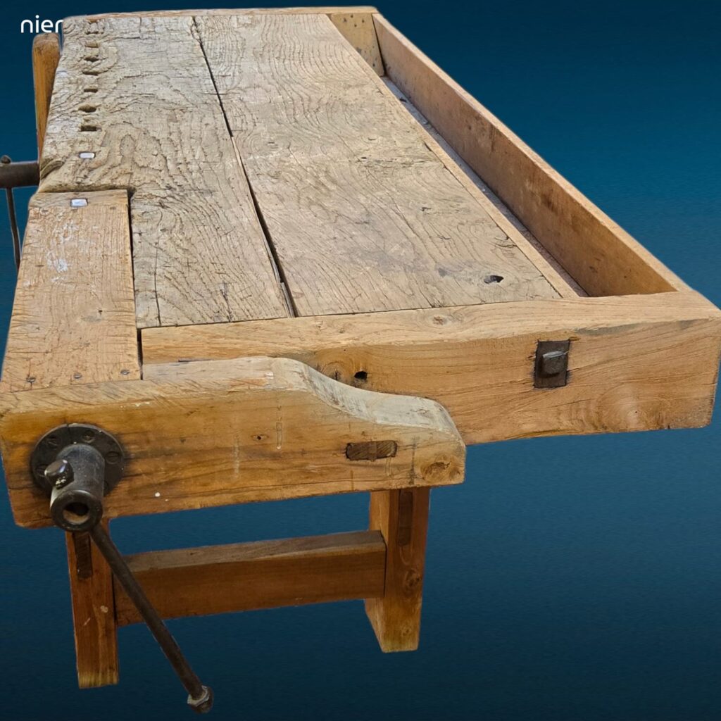 Tavolo da falegname in legno con due morse integrato per lavorazioni artigianali