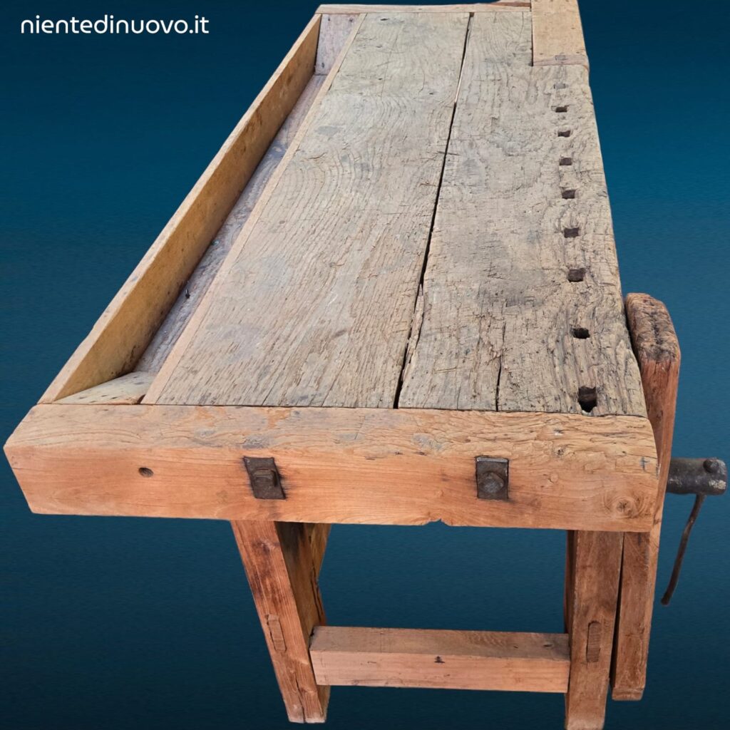 Tavolo da falegname in legno con due morse integrato per lavorazioni artigianali