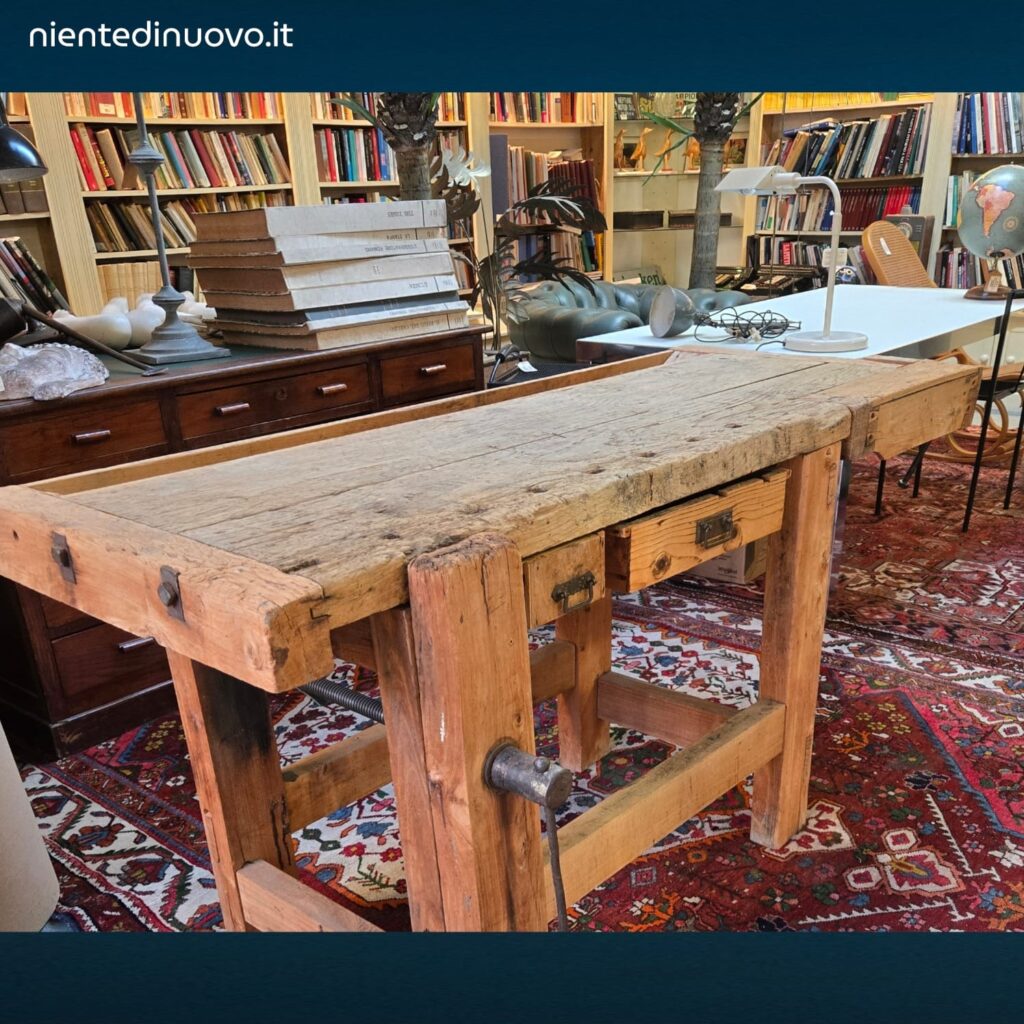 Tavolo da falegname in legno con due morse integrato per lavorazioni artigianali