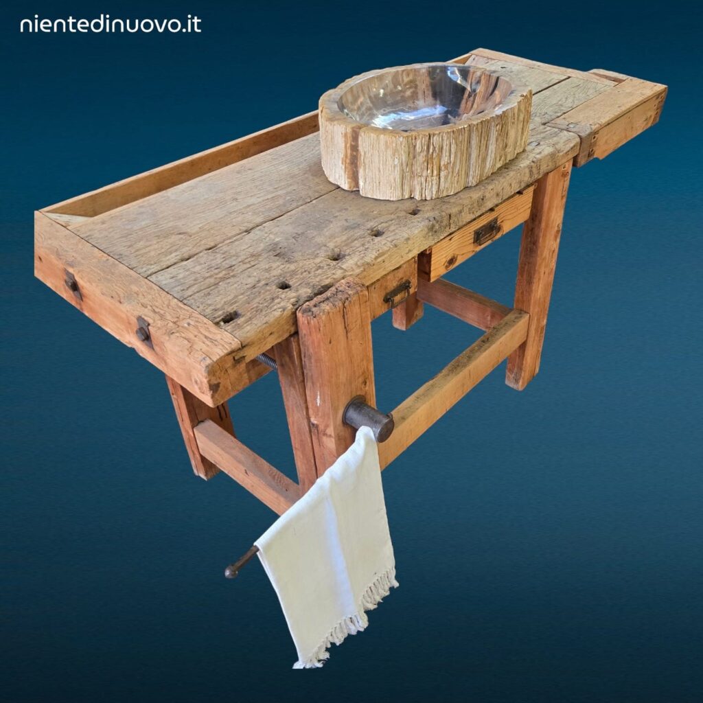 Tavolo da falegname in legno con due morse integrato per lavorazioni artigianali