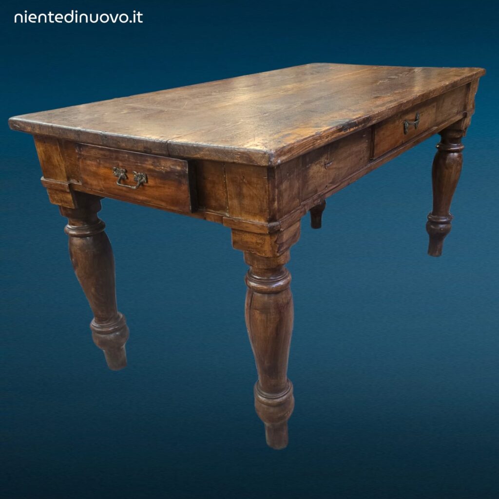 Tavolo in legno massello fine 800 con cassetti e patina