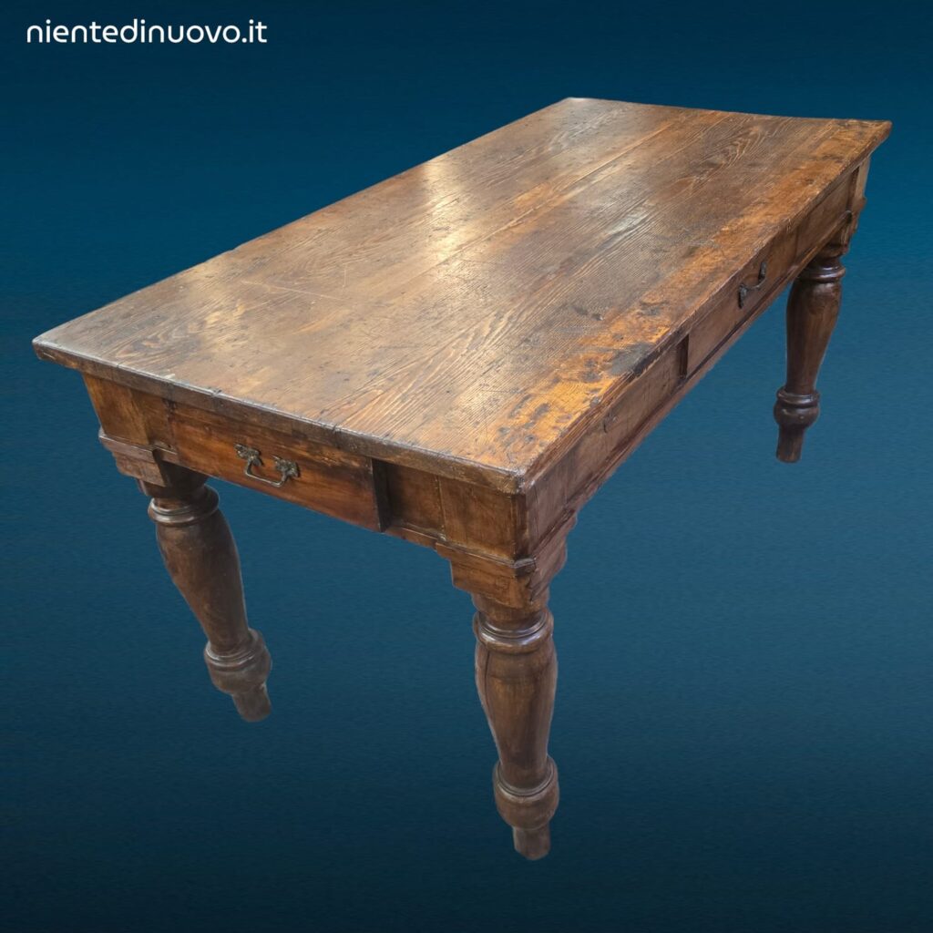 Tavolo in legno massello fine 800 con cassetti e patina