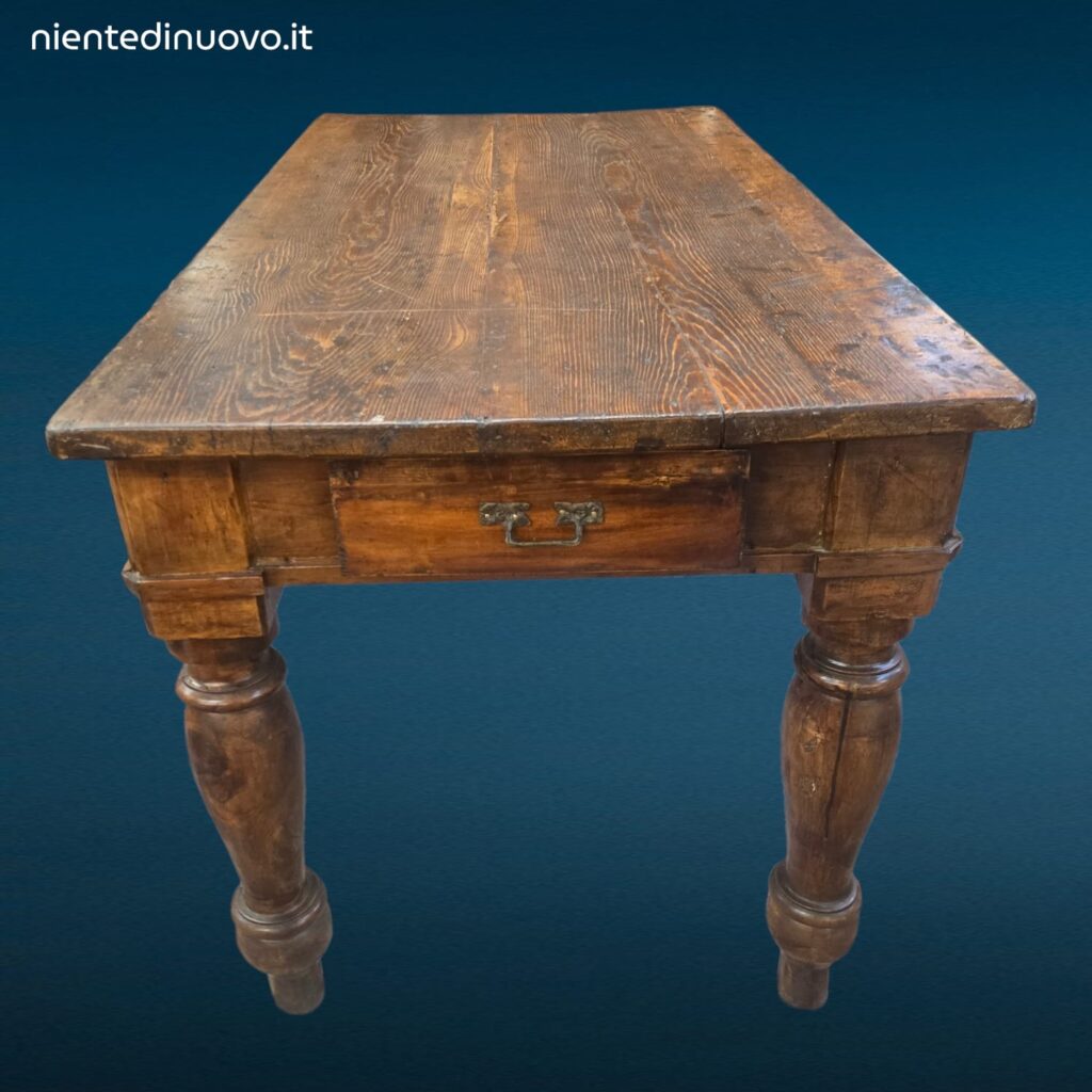 Tavolo in legno massello fine 800 con cassetti e patina
