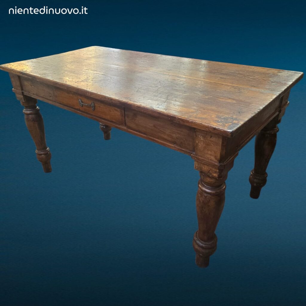 Tavolo in legno massello fine 800 con cassetti e patina