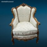 Poltrona imbottita in raso bianco con telaio in legno stile Luigi XVI