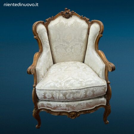 Poltrona imbottita in raso bianco con telaio in legno stile Luigi XVI