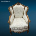 Poltrona imbottita in raso bianco con telaio in legno stile Luigi XVI