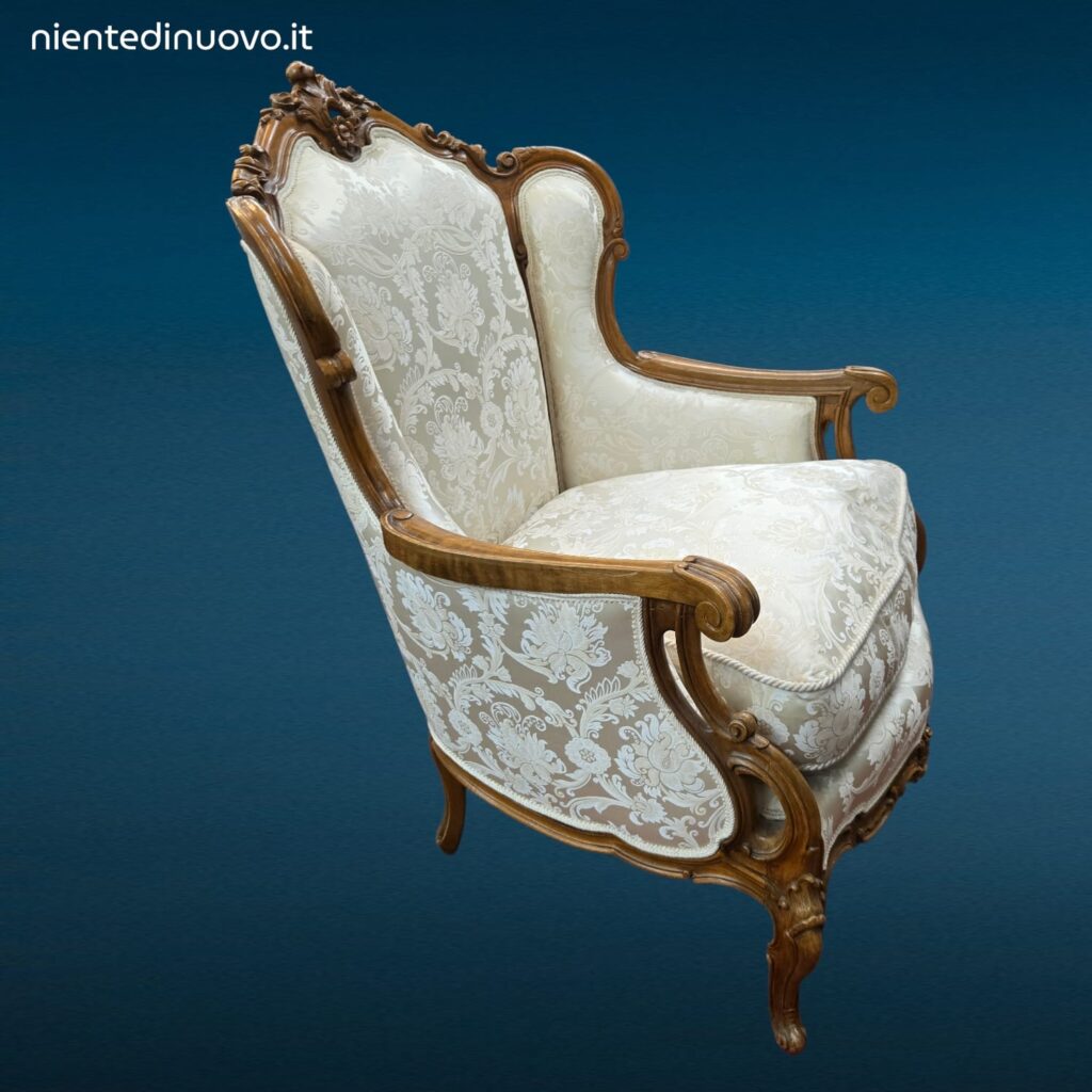 Poltrona imbottita in raso bianco con telaio in legno stile Luigi XVI