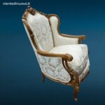 Poltrona imbottita in raso bianco con telaio in legno stile Luigi XVI