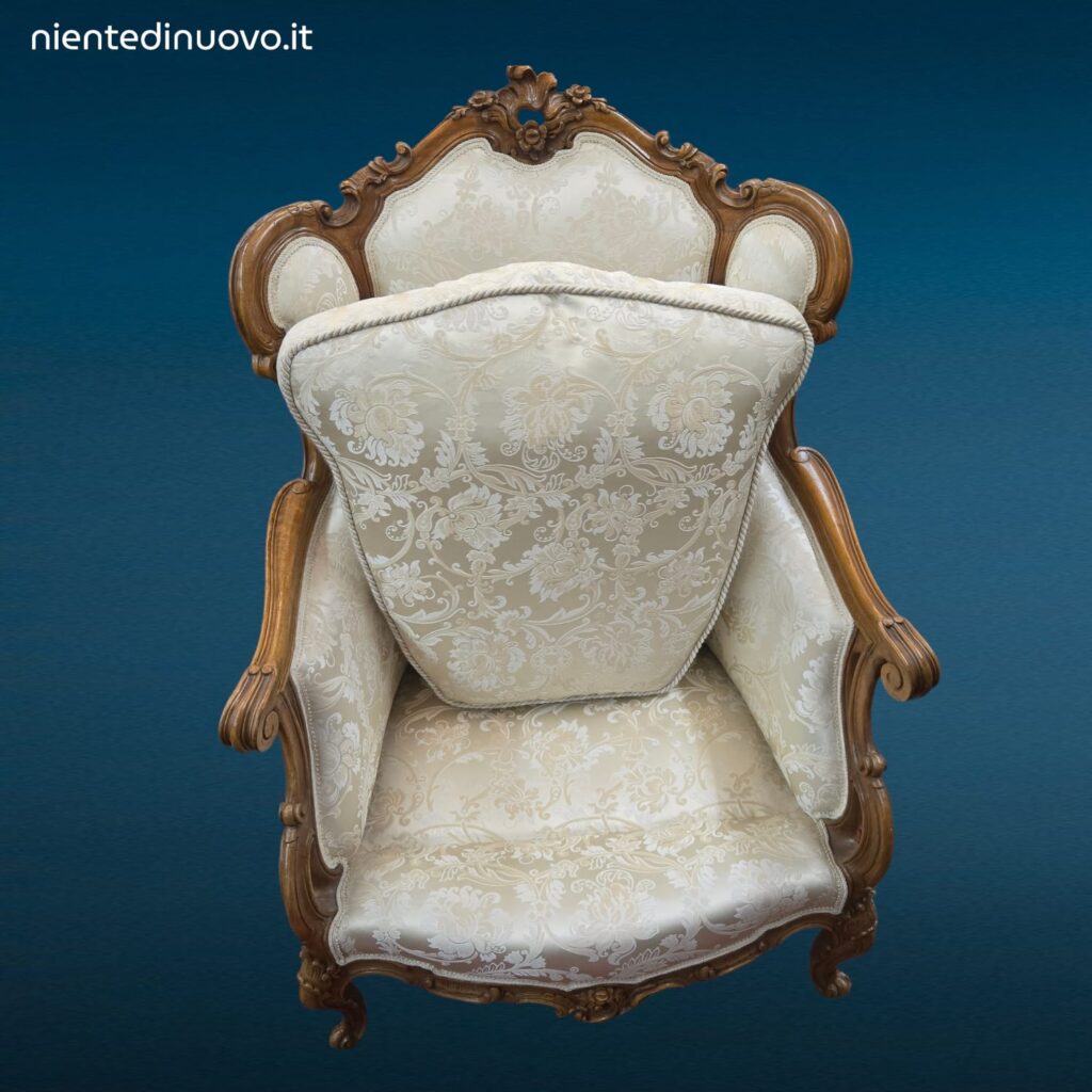 Poltrona imbottita in raso bianco con telaio in legno stile Luigi XVI