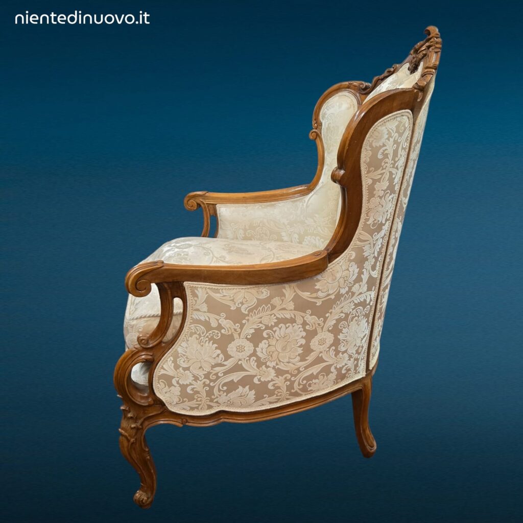 Poltrona imbottita in raso bianco con telaio in legno stile Luigi XVI