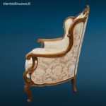 Poltrona imbottita in raso bianco con telaio in legno stile Luigi XVI