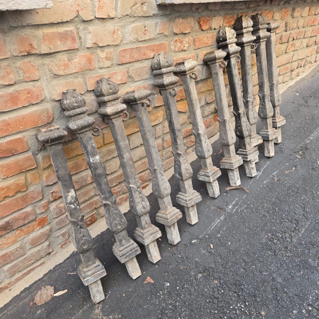 41556.jpg Paletti dissuasori in ghisa vintage con ganci portacatena privi di capitello