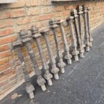 41556.jpg Paletti dissuasori in ghisa vintage con ganci portacatena privi di capitello