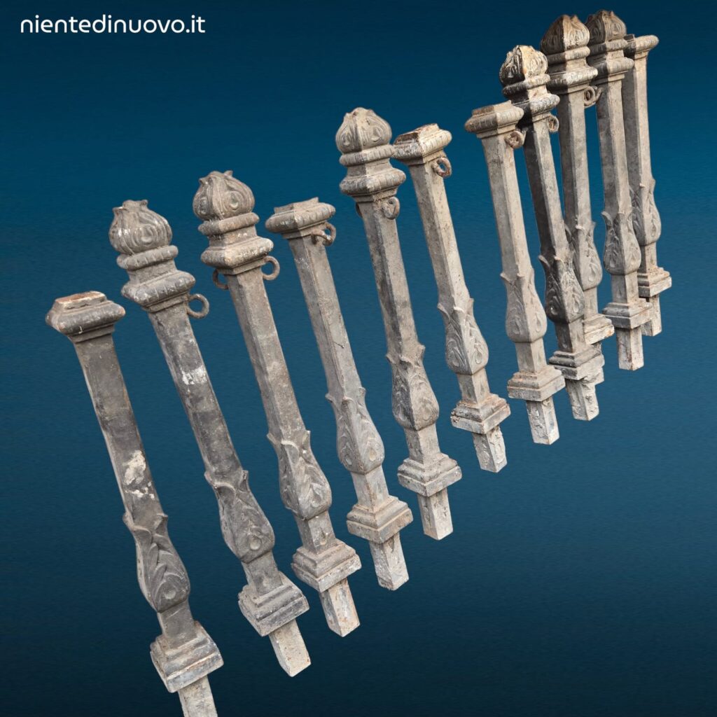 Paletti dissuasori in ghisa vintage con ganci portacatena privi di capitello