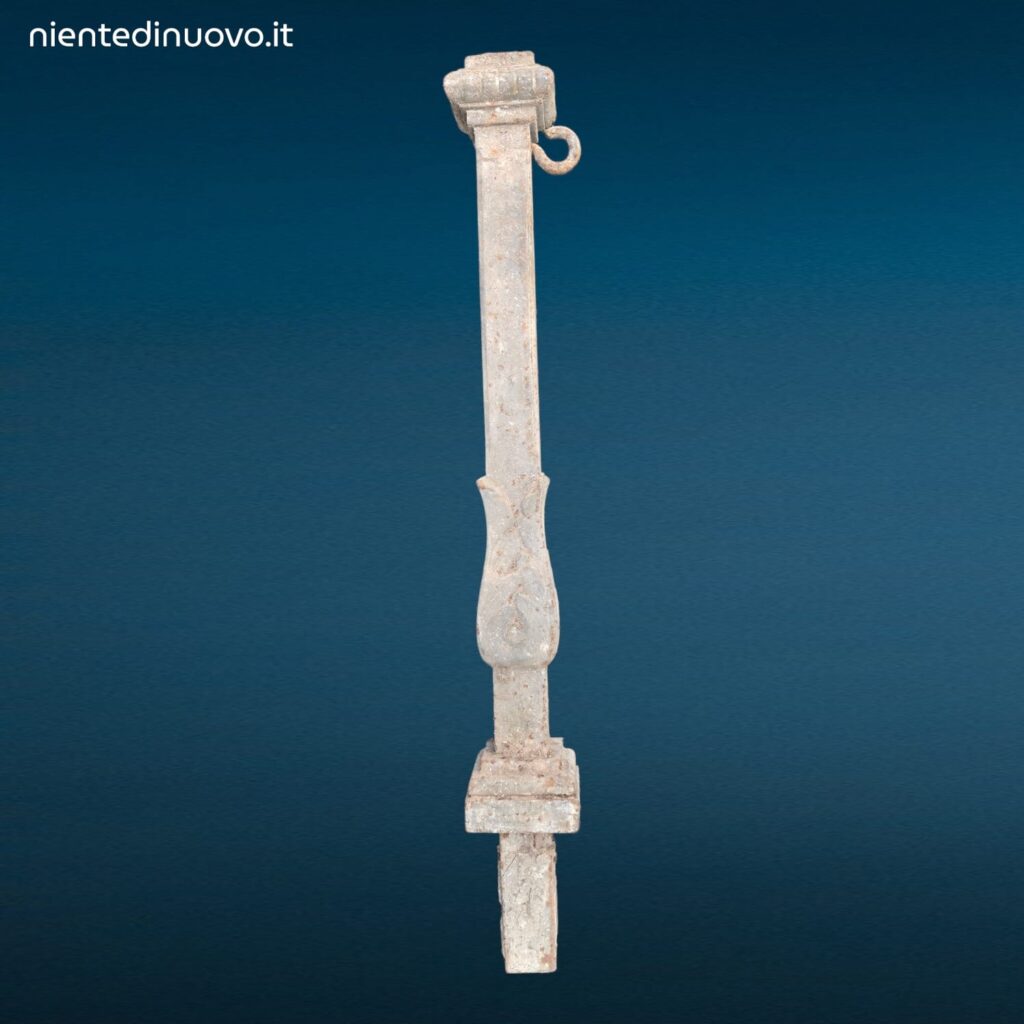 Paletti dissuasori in ghisa vintage con ganci portacatena privi di capitello