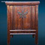 Armadio stipo cinese dinastia Qing in olmo con grande farfalla metallica sulle ante