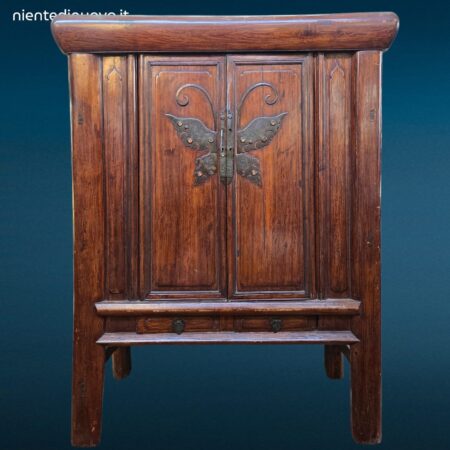 Armadio stipo cinese dinastia Qing in olmo con grande farfalla metallica sulle ante