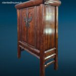 Armadio stipo cinese dinastia Qing in olmo con grande farfalla metallica sulle ante