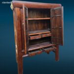 Armadio stipo cinese dinastia Qing in olmo con grande farfalla metallica sulle ante