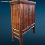 Armadio stipo cinese dinastia Qing in olmo con grande farfalla metallica sulle ante