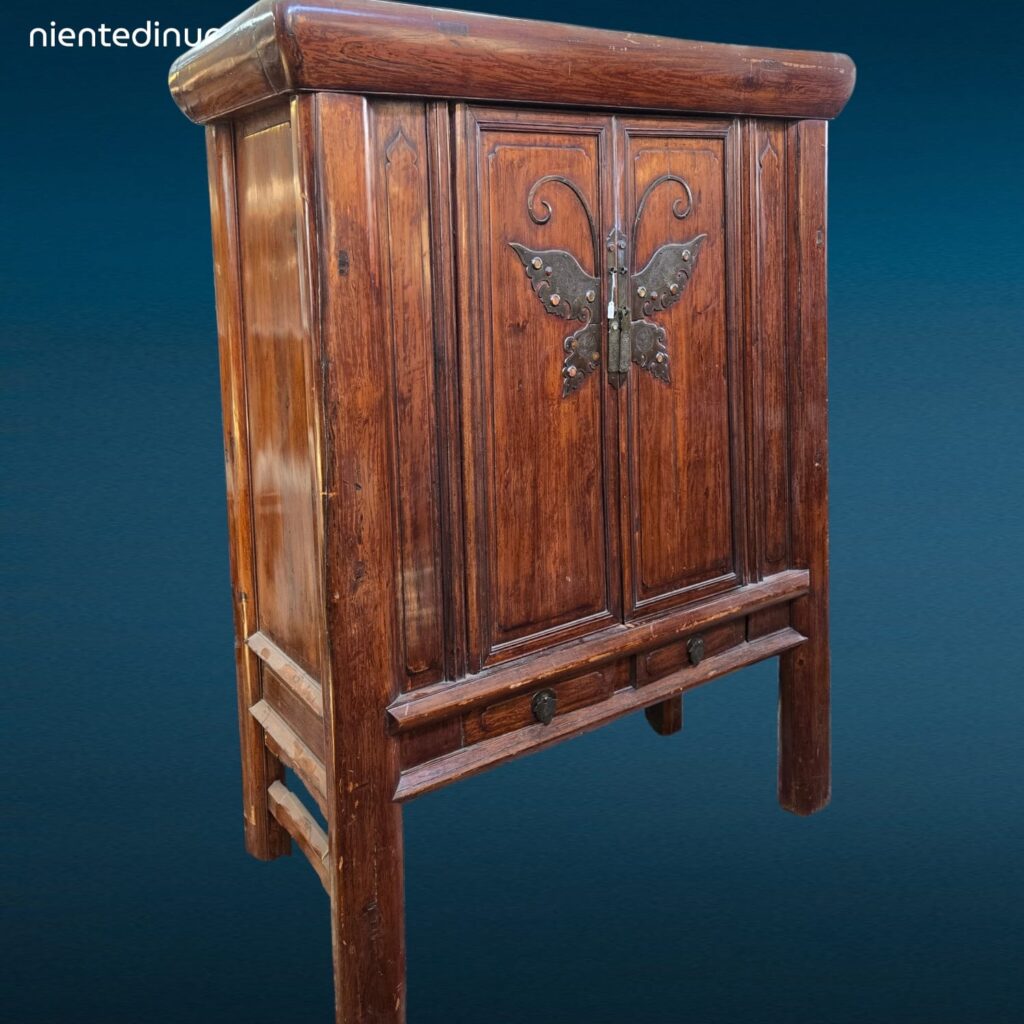 Armadio stipo cinese dinastia Qing in olmo con grande farfalla metallica sulle ante